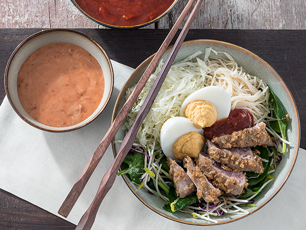 Poke Bowl mit Senfei, Thunfisch und Kimchi Creme