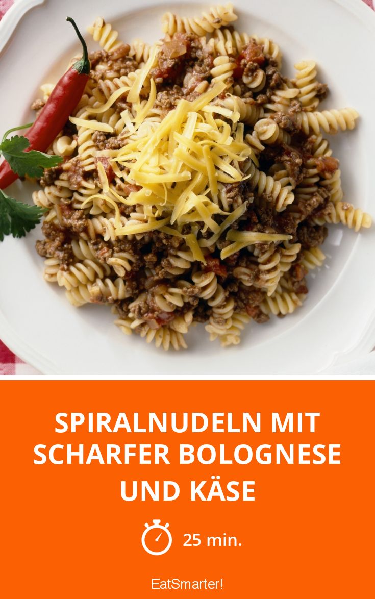 Spiralnudeln mit scharfer Bolognese und Käse Rezept | EAT SMARTER