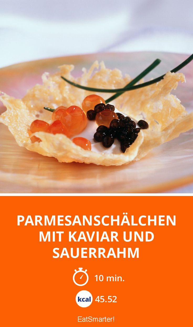 Parmesanschälchen mit Kaviar und Sauerrahm Rezept | EAT SMARTER