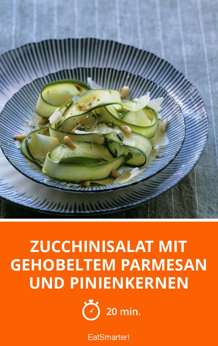 Zucchinisalat mit gehobeltem Parmesan und Pinienkernen Rezept | EAT SMARTER