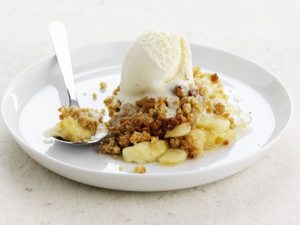 Apfel-Crumble mit Vanilleeis Rezept | EAT SMARTER