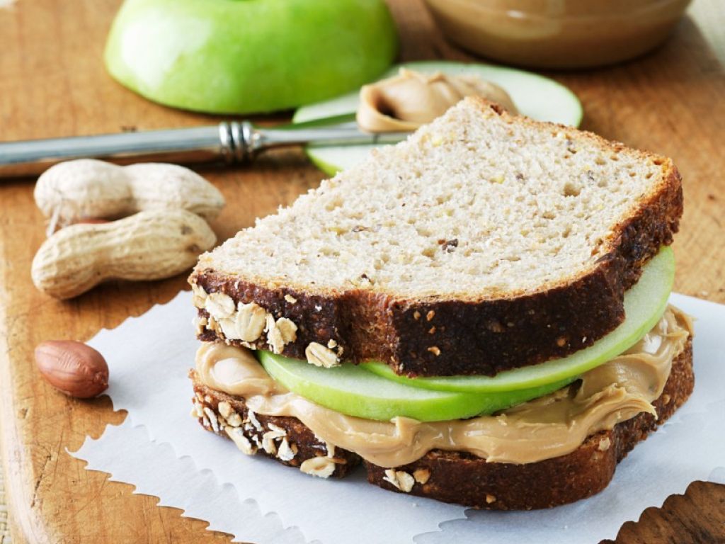 Apfel-Erdnussbutter-Sandwich Rezept | EAT SMARTER Apfel-Erdnussbutter-Sandwich Rezept | EAT SMARTER
