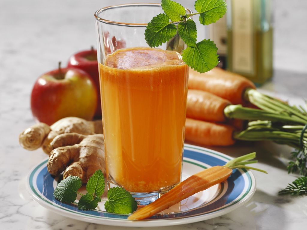 Apfel-Möhren-Smoothie mit Ingwer Rezept | EAT SMARTER