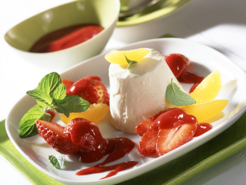 Aprikosen-Parfait mit Himbeersauce und Erdbeeren Rezept | EAT SMARTER