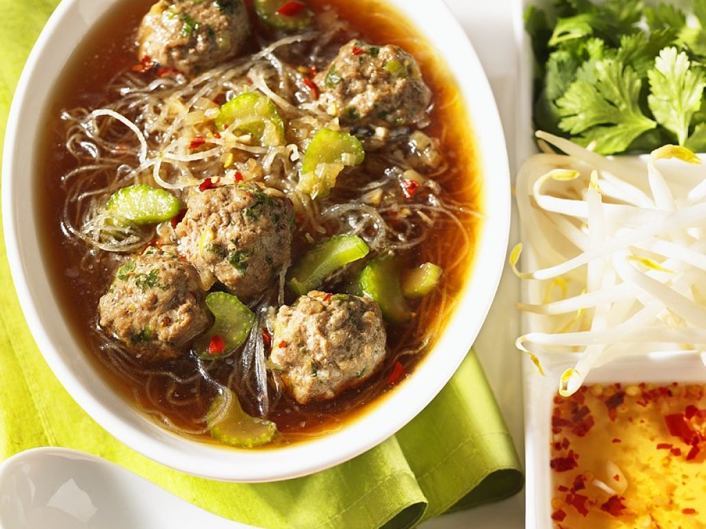 Asia-Suppe mit Fleischklößchen Rezept | EAT SMARTER