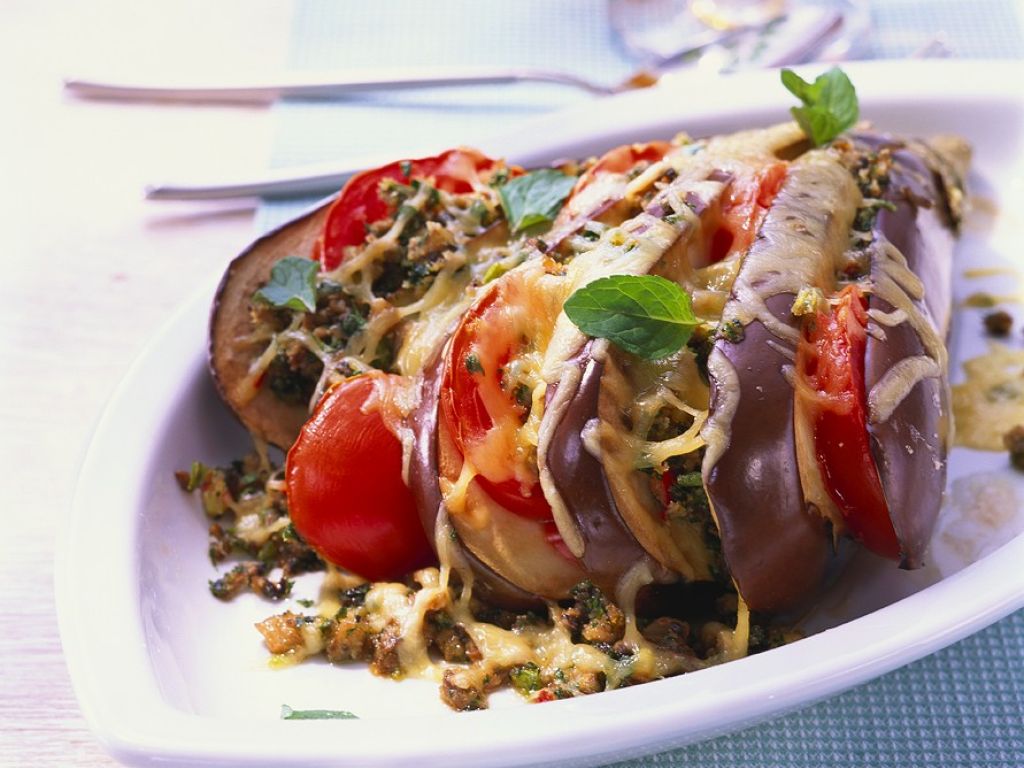 Auberginen-Tomaten-Gratin mit Champignons Rezept | EAT SMARTER