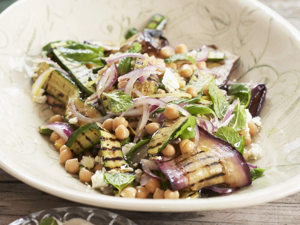 Auberginen-Zucchini-Salat mit Kichererbsen Rezept | EAT SMARTER