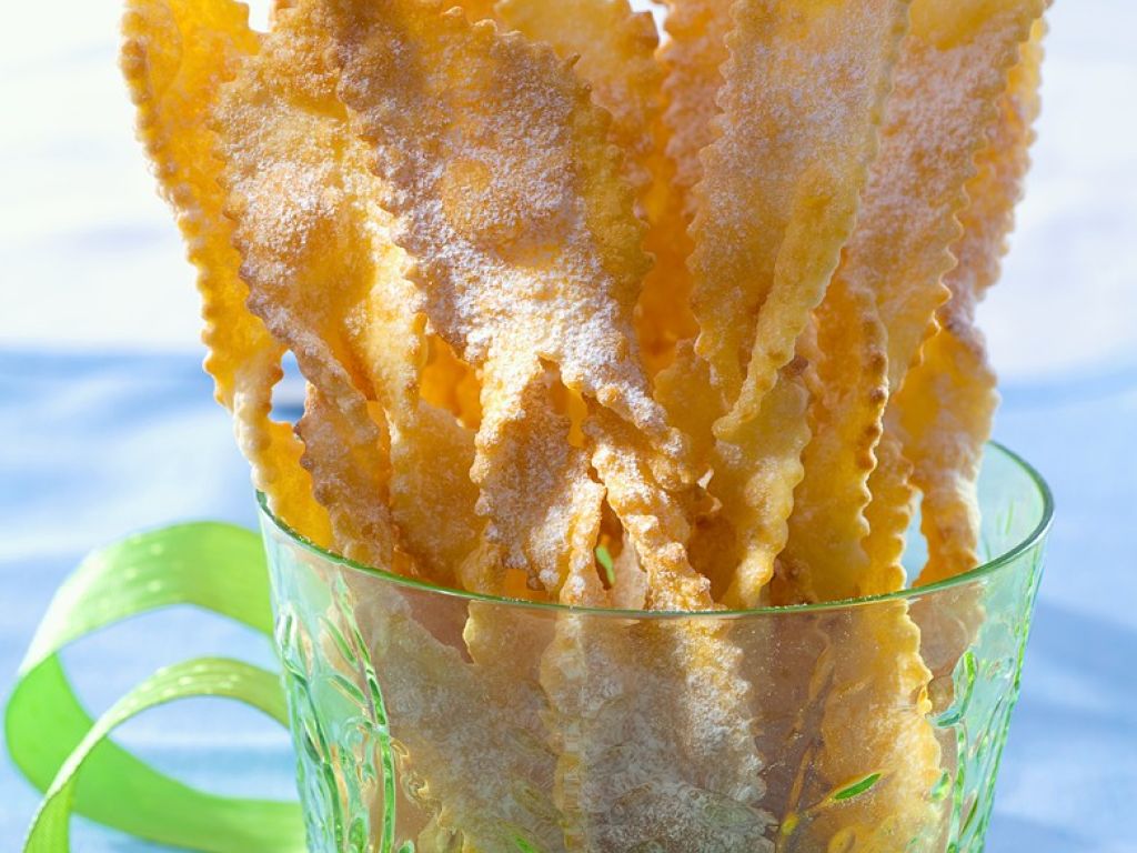 Ausgebackenes Gebäck nach polnischer Art Rezept | EAT SMARTER