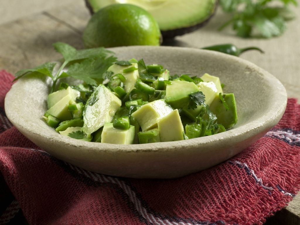 AvocadoKorianderSalat mit Limette Rezept EAT SMARTER