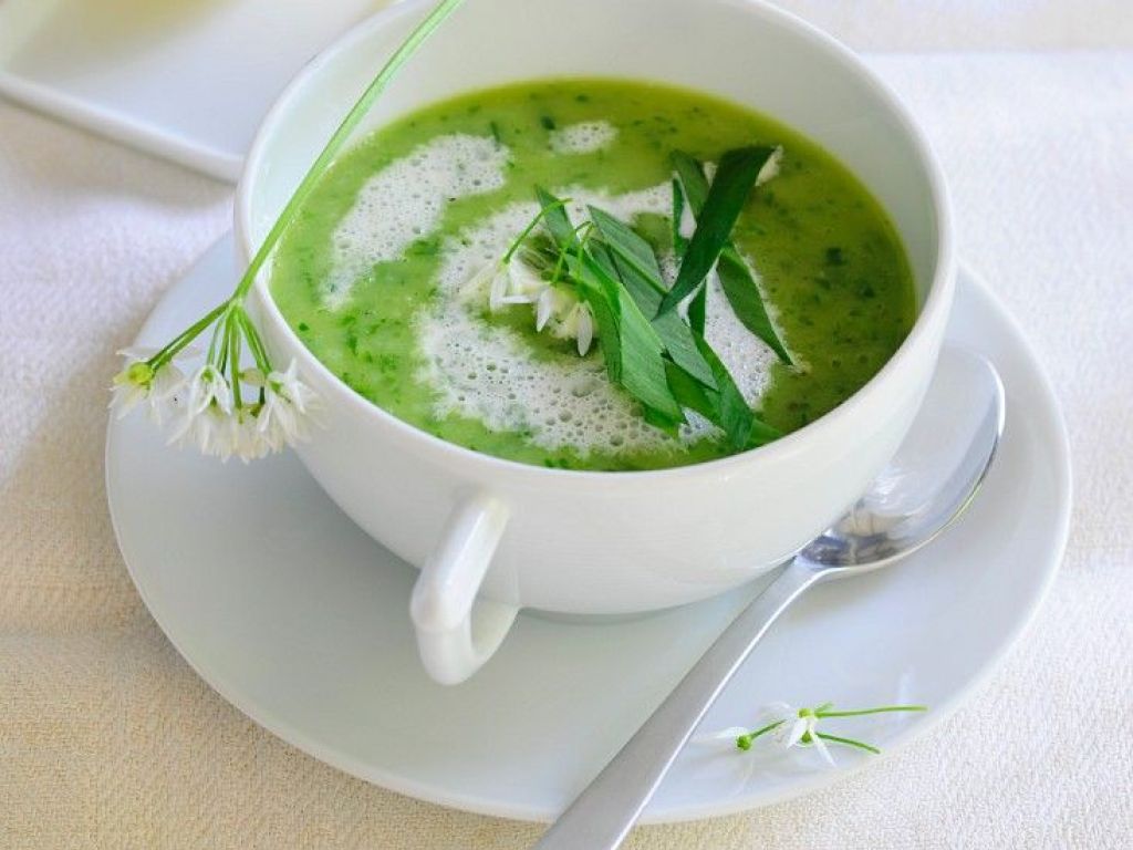 Bärlauchcremesuppe mit Knollensellerie und Kartoffel Rezept | EAT SMARTER Bärlauchcremesuppe mit Knollensellerie und Kartoffel Rezept | EAT SMARTER