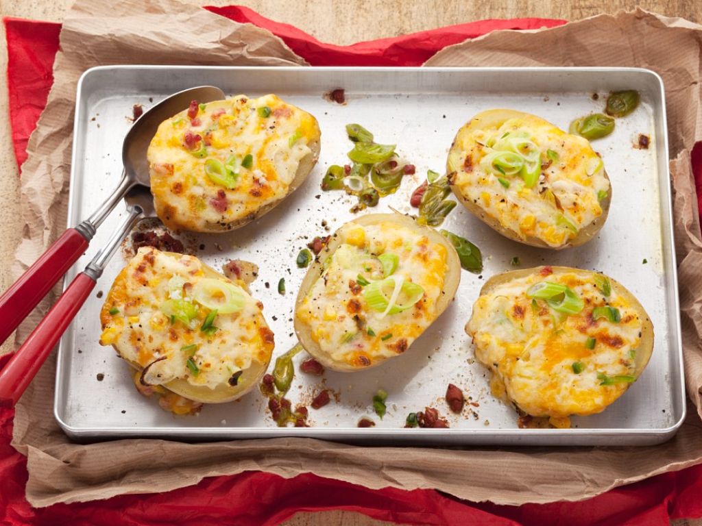 Baked Potatoes mit Käse, Speck und Mais Rezept | EAT SMARTER