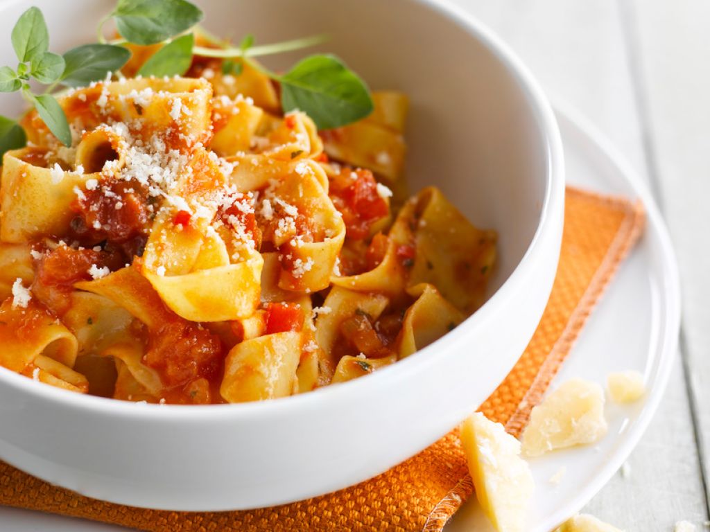 Bandnudeln mit scharfer Tomatensauce Rezept | EAT SMARTER