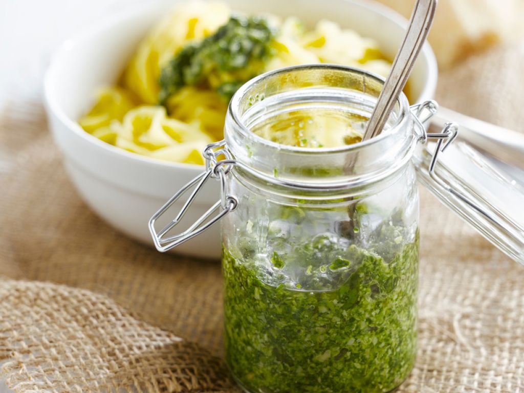 BasilikumPesto mit Walnüssen Rezept EAT SMARTER