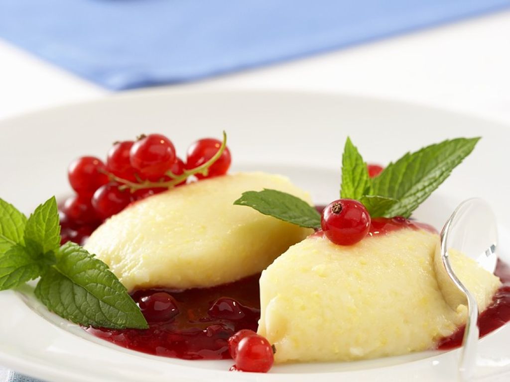 Bayerische Creme mit Beeren Rezept | EAT SMARTER