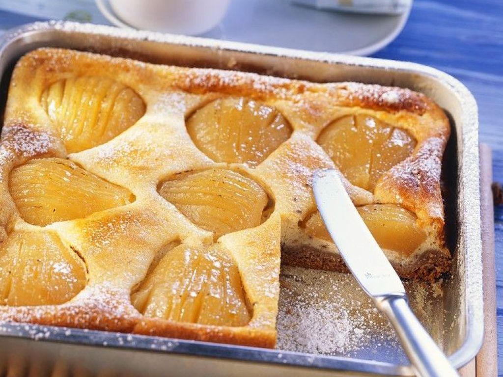 Birnen-Käsekuchen vom Blech Rezept | EAT SMARTER