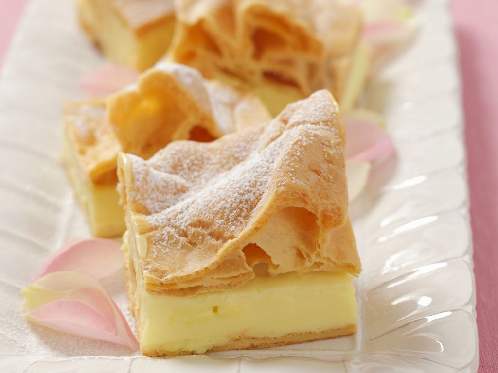 Blätterteigkuchen mit Vanillepudding auf polnische Art Rezept | EAT SMARTER