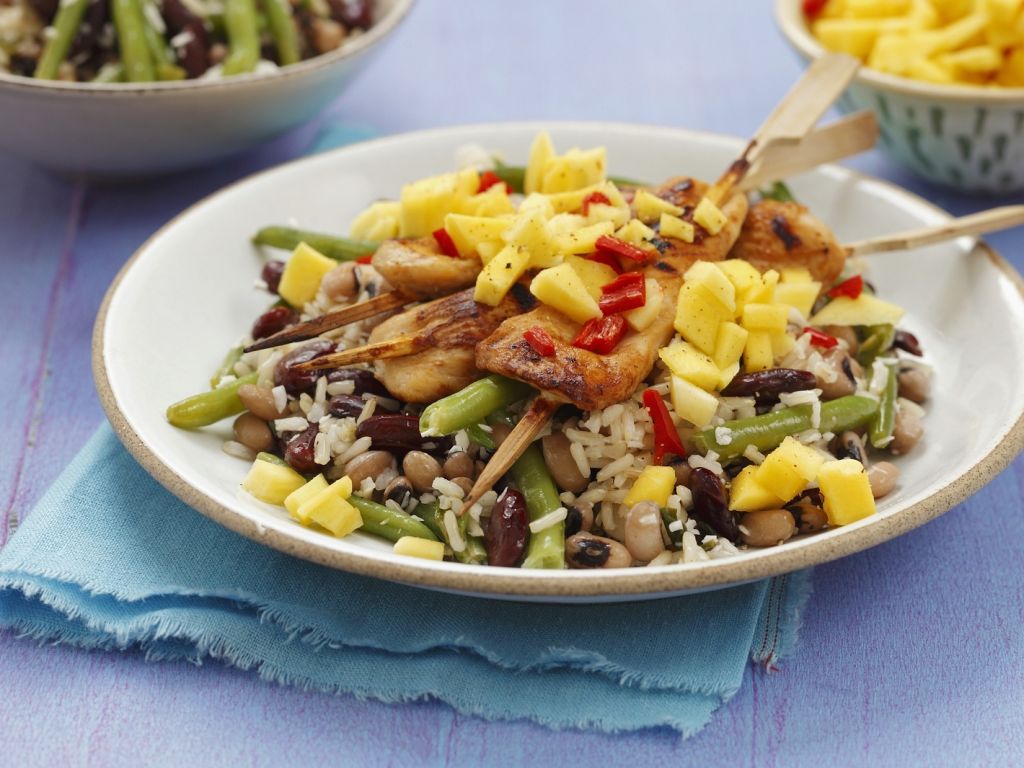 Bohnen-Reis-Salat mit Hühnchenspießen und Mango Rezept | EAT SMARTER