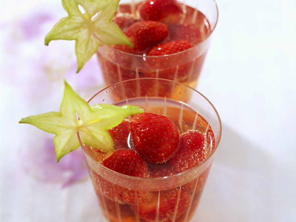 Bowle mit Erdbeeren und Karambole Rezept | EAT SMARTER