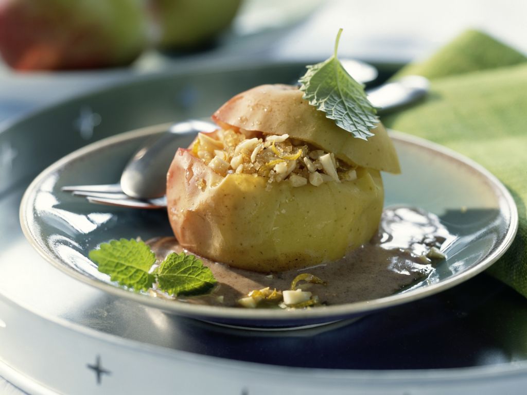 Bratapfel mit Zimtsauce Rezept | EAT SMARTER