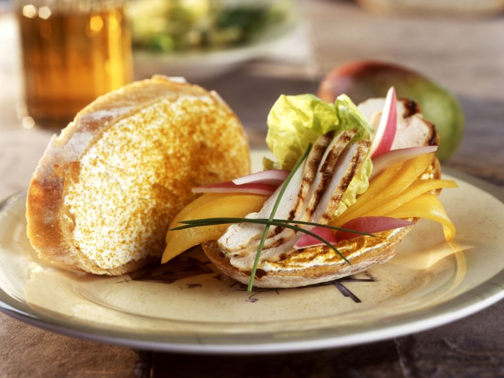 Brötchen mit Käsecreme, gegrillter Hähnchenbrust, Mango und Curry ...