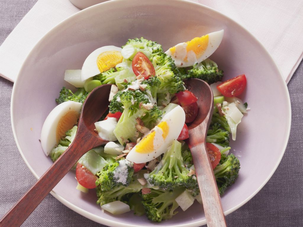 Brokkoli-Eier-Salat mit Nuss-Joghurt-Marinade Rezept | EAT SMARTER