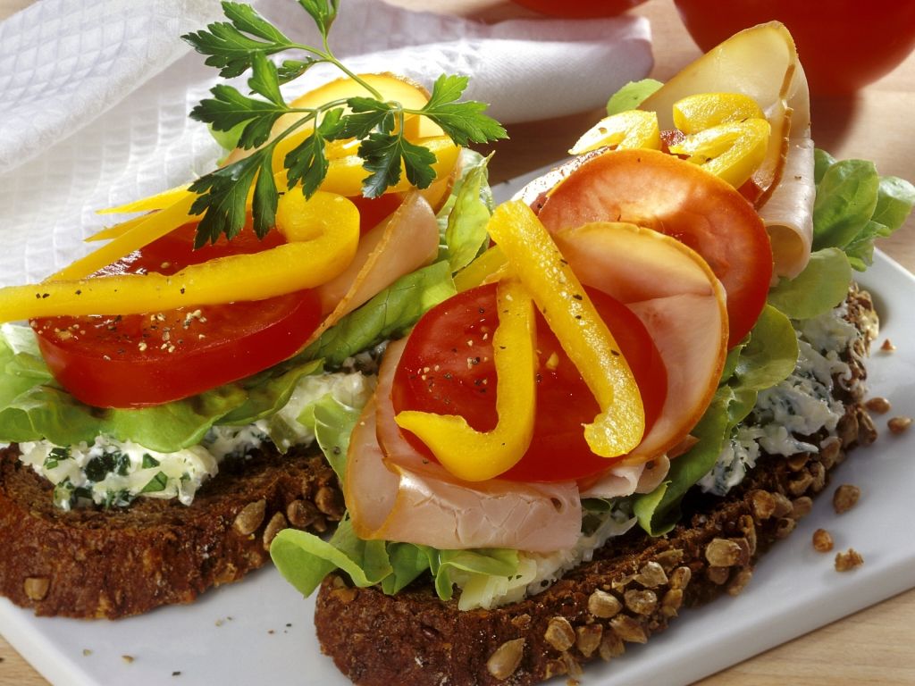Brot mit Käsecreme, Gemüse und Putenaufschnitt Rezept | EAT SMARTER
