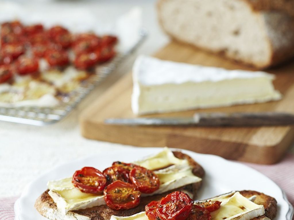 Brot mit Tomaten und Käse überbacken Rezept | EAT SMARTER