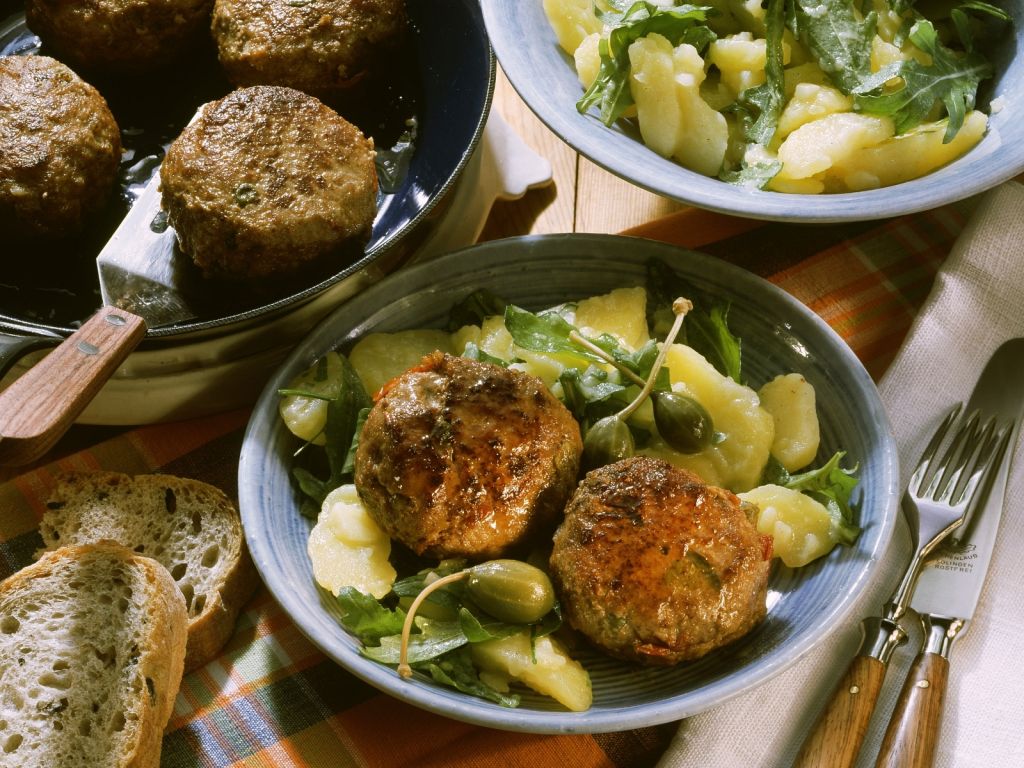 Buletten mit Kapern und Sardellen dazu Kartoffelsalat Rezept | EAT SMARTER