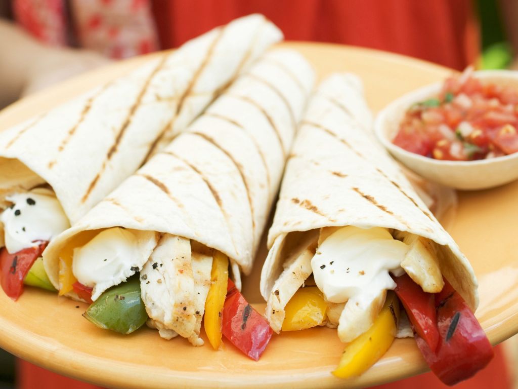 Bunte Wraps mit Salsa