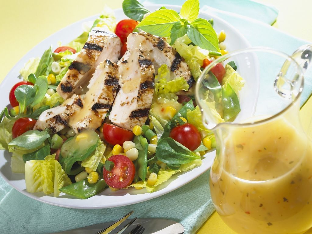 Bunter Blattsalat mit gegrillter Hähnchenbrust Rezept | EAT SMARTER