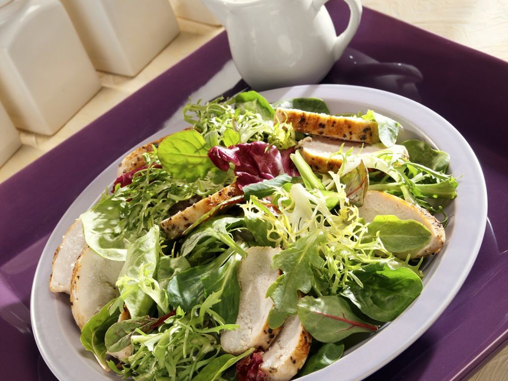 Bunter Blattsalat mit Hähnchen Rezept | EAT SMARTER
