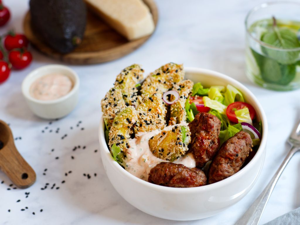 Burger-Bowl mit Avocado-Pommes und Cocktailsauce Rezept | EAT SMARTER