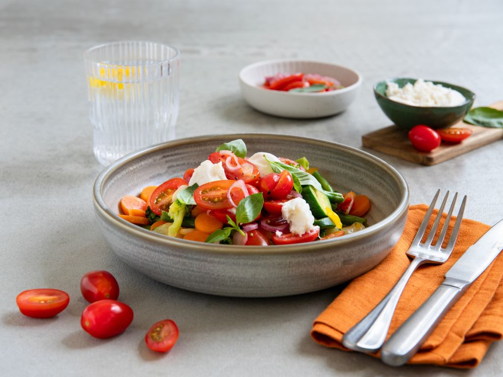 Burrata-Tomatensalat auf italienischem Gemüse Rezept | EAT SMARTER