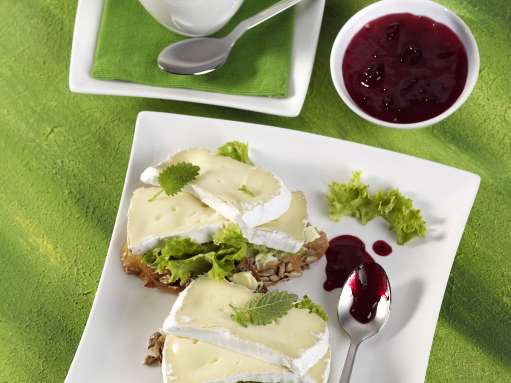 Camembertbrot mit schwarzer Johannisbeermarmelade Rezept | EAT SMARTER