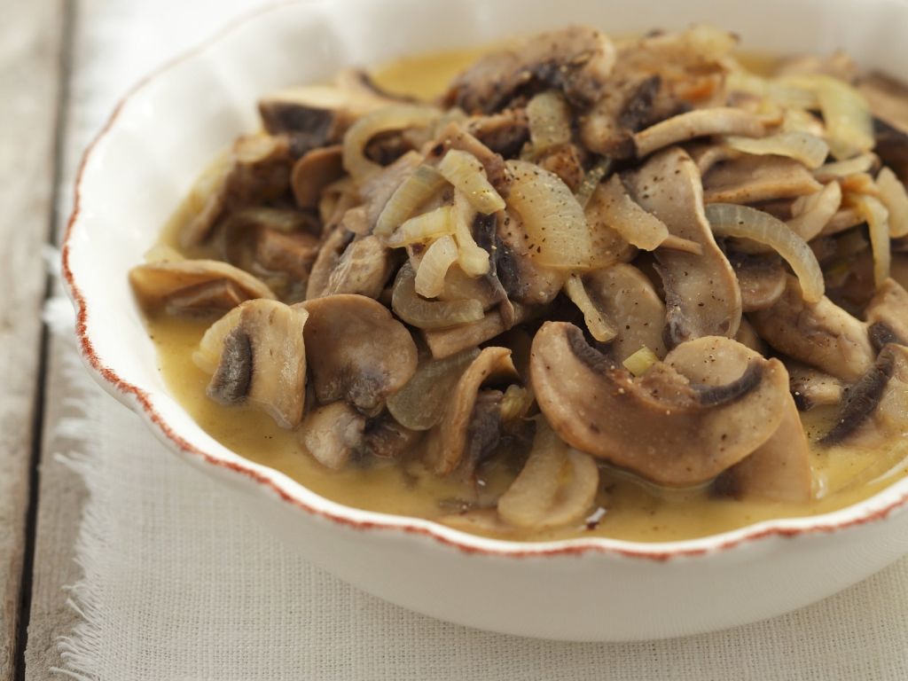 Champignon-Zwiebel-Gemüse Rezept | EAT SMARTER