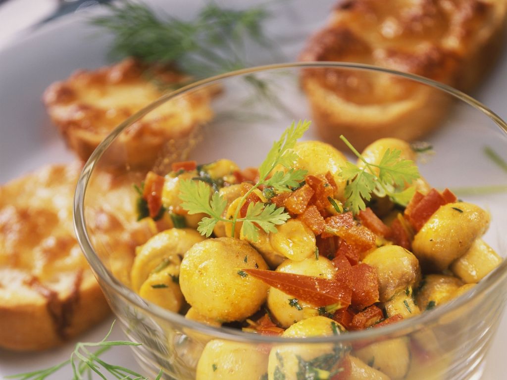 Champignonsalat mit Paprika Rezept | EAT SMARTER