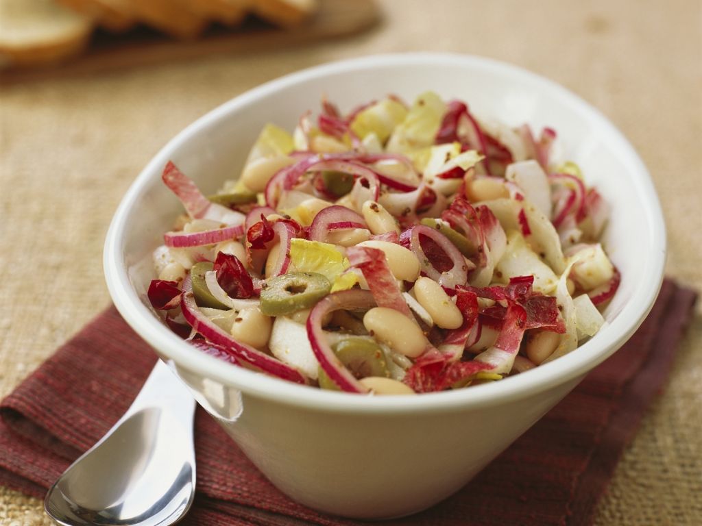 Chicorée-Bohnen-Salat mit Radicchio und Oliven Rezept | EAT SMARTER