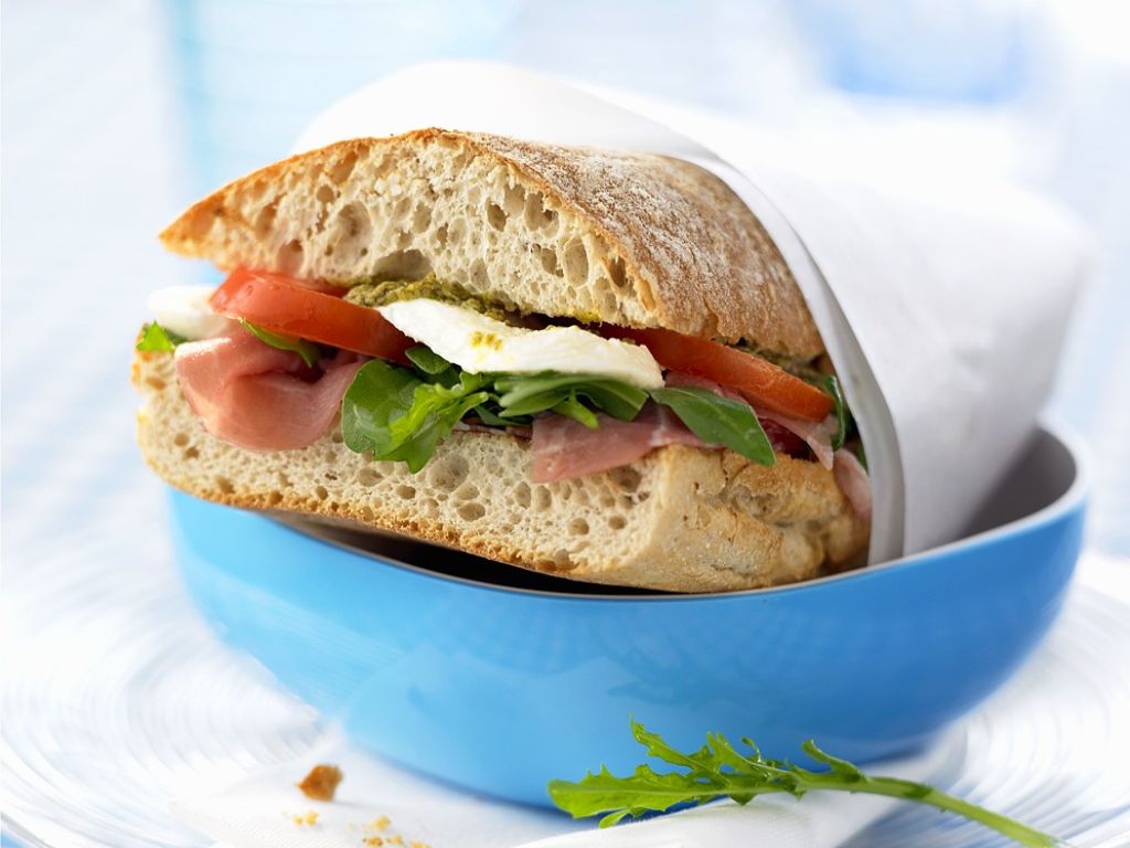 Ciabatta-Sandwich mit Schinken, Tomaten und Käse Rezept | EAT SMARTER