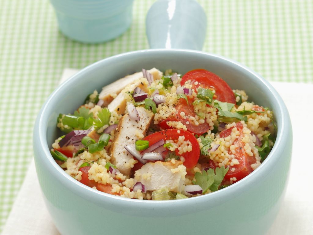 Couscoussalat mit Hähnchen und Tomaten Rezept | EAT SMARTER