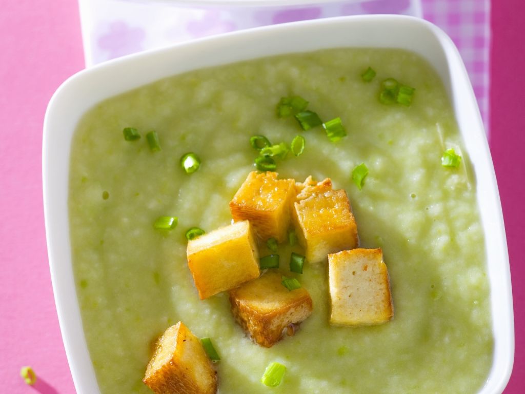 Cremige Erbsensuppe mit Tofu-Croutons Rezept | EAT SMARTER