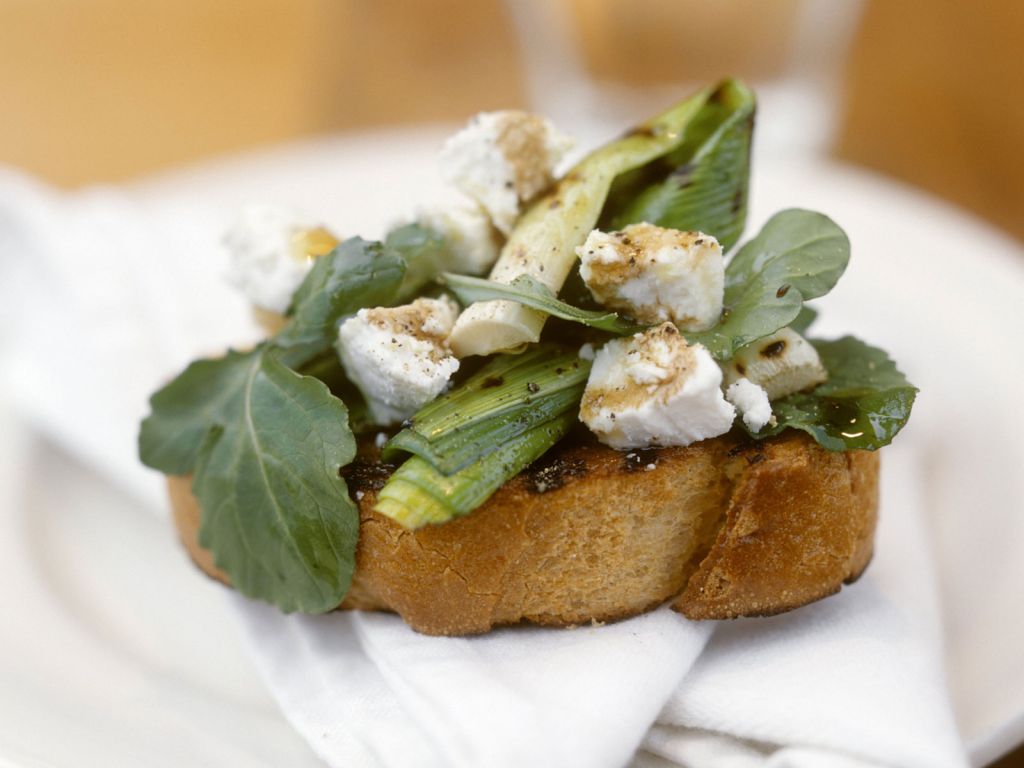 Crostini mit Lauch und Ziegenkäse Rezept | EAT SMARTER