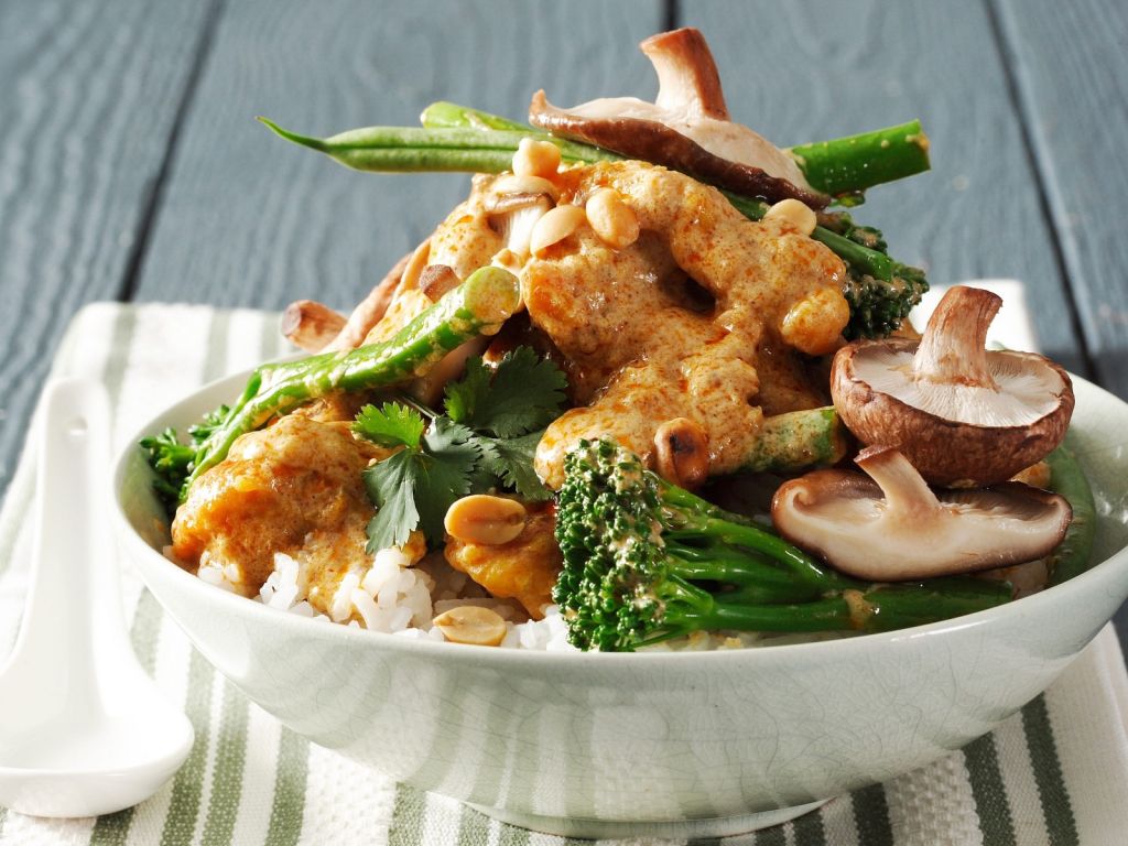 Curry mit Shiitake, Broccoli, Erdnüssen und Geflügelfleisch Rezept