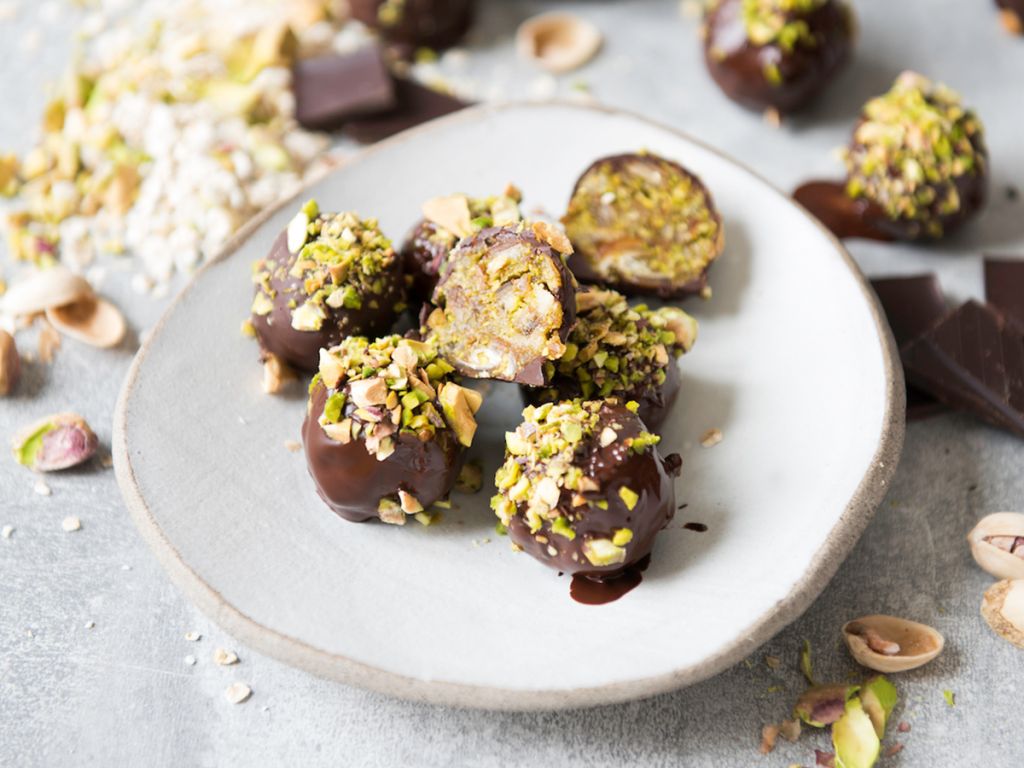 Dattel-Pistazien-Kugeln Rezept | EAT SMARTER Dattel-Pistazien-Kugeln Rezept | EAT SMARTER