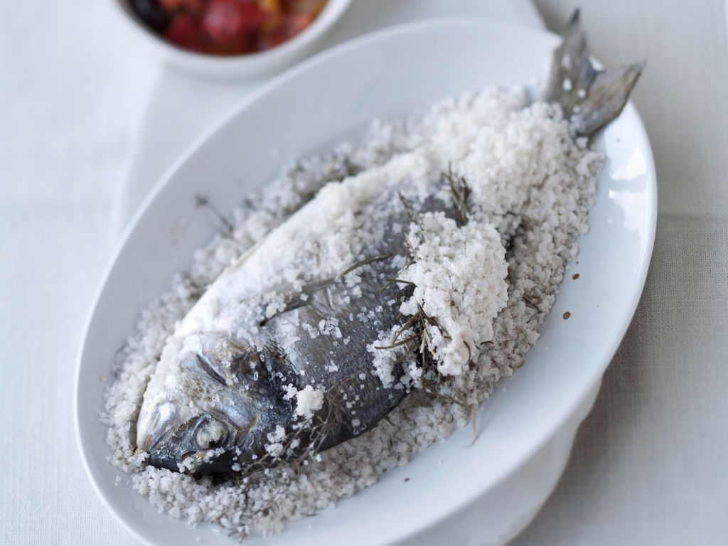 Dorade in der Salzkruste Rezept | EAT SMARTER