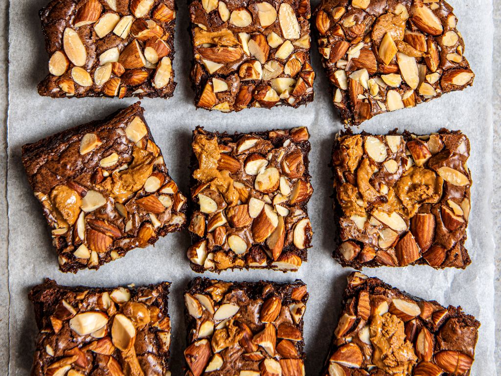 Dunkle Schokoladen-Brownies mit Nüssen Rezept | EAT SMARTER Dunkle Schokoladen-Brownies mit Nüssen Rezept | EAT SMARTER