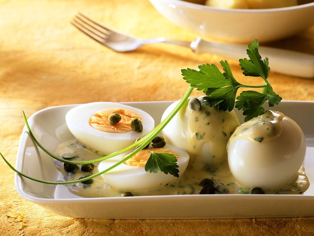 Eier mit Senfsauce und Kartoffeln Rezept | EAT SMARTER