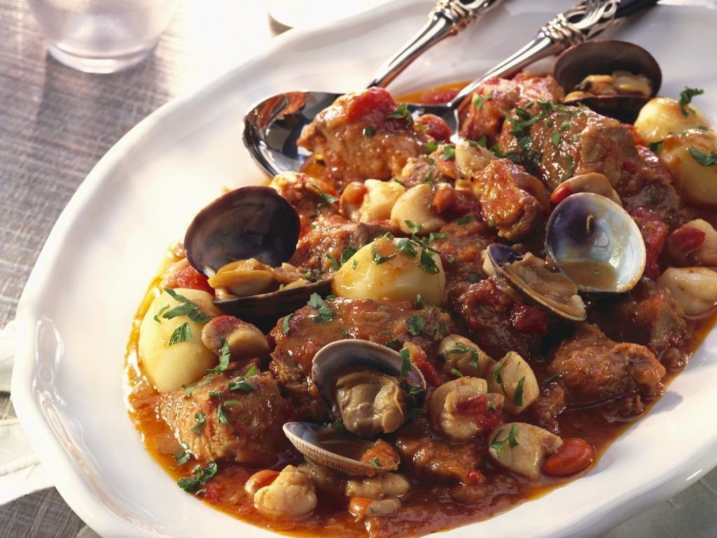 Eintopf mit Muscheln und Schwein auf portugiesische Art Rezept | EAT ... Eintopf mit Muscheln und Schwein auf portugiesische Art Rezept | EAT ...
