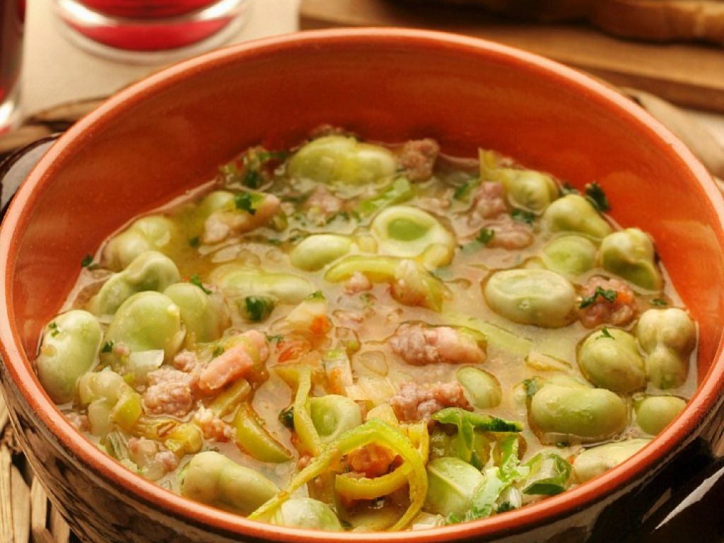 Eintopf mit Saubohnen mit Wurstbrät Rezept | EAT SMARTER