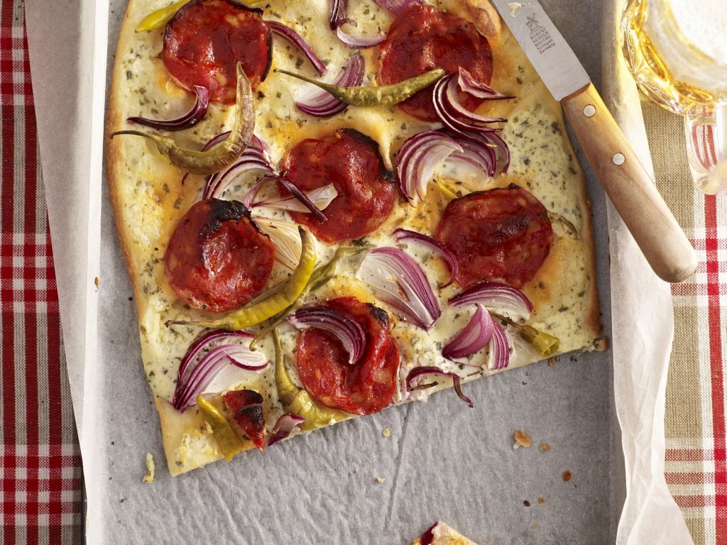 Elsässer Flammkuchen mit pikanter Wurst und Zwiebeln Rezept | EAT SMARTER