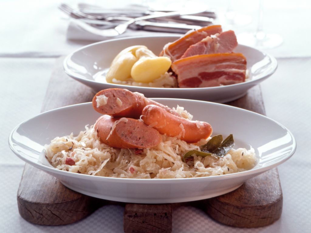 Elsässer Sauerkrautplatte (Choucroute garnie) Rezept | EAT SMARTER Elsässer Sauerkrautplatte (Choucroute garnie) Rezept | EAT SMARTER